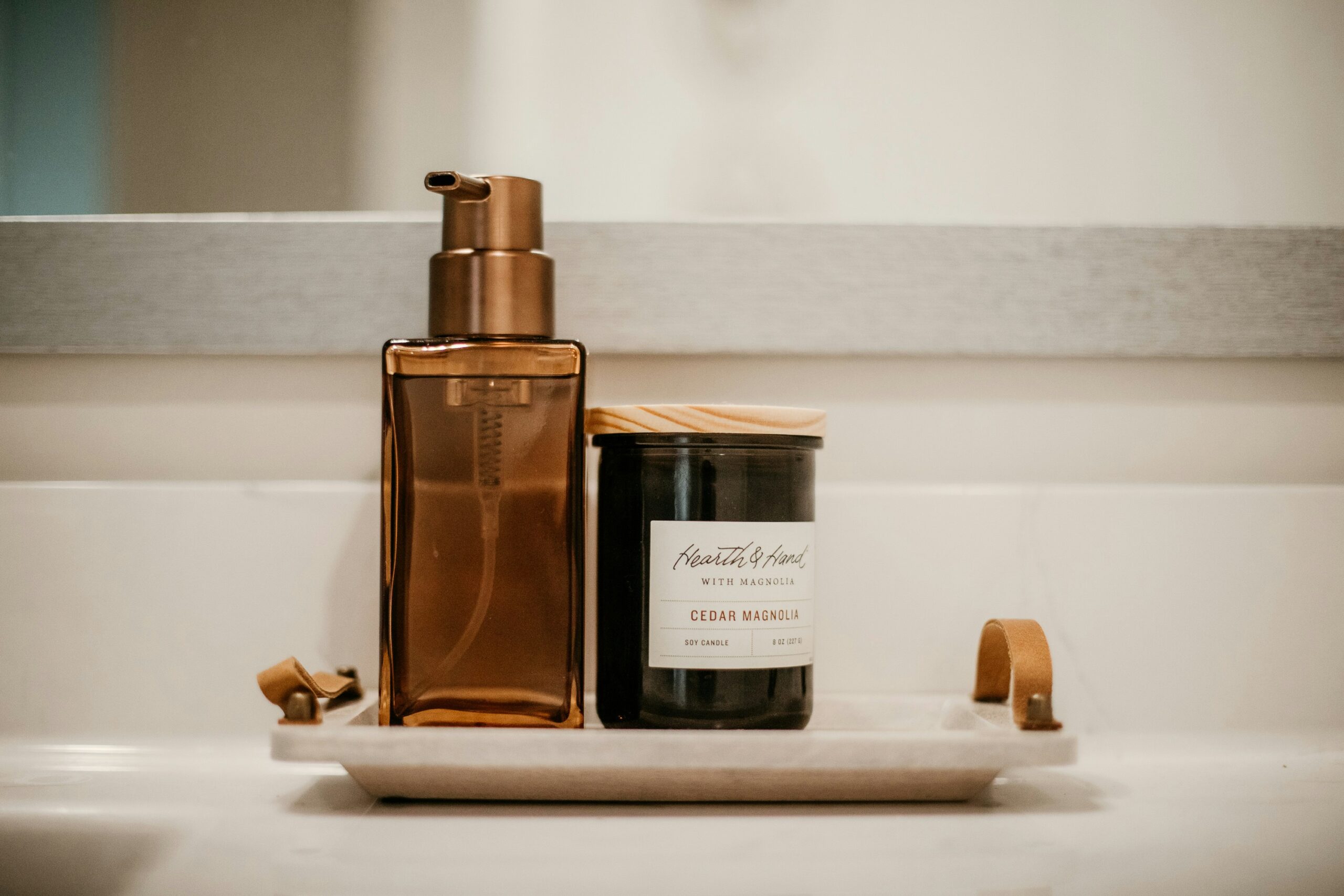 Clean Beauty Anfänger — schlichtes Badregal mit wenigen Pflegeprodukten in Braunglas