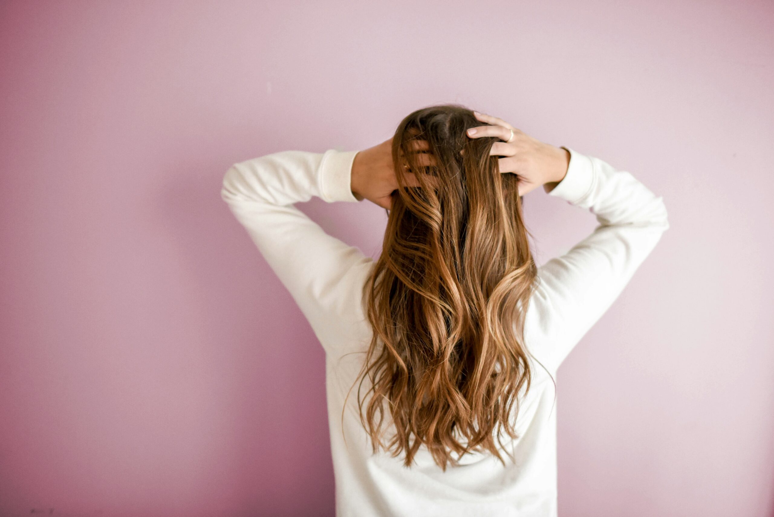 gesunde Haarpflege Routine — natürlich fallendes Haar im weichen Fensterlicht nach sanftem Styling