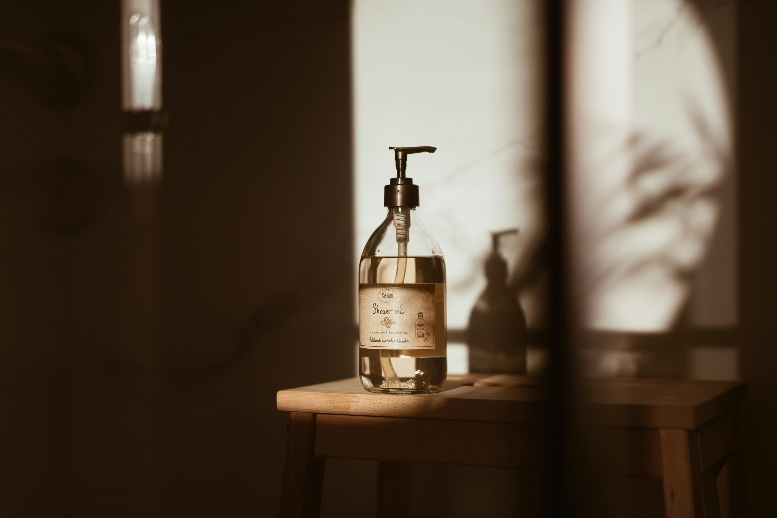 Clean Beauty Anfänger — Pinterest-Grafik mit drei Pflegeprodukten für die Starter-Routine
