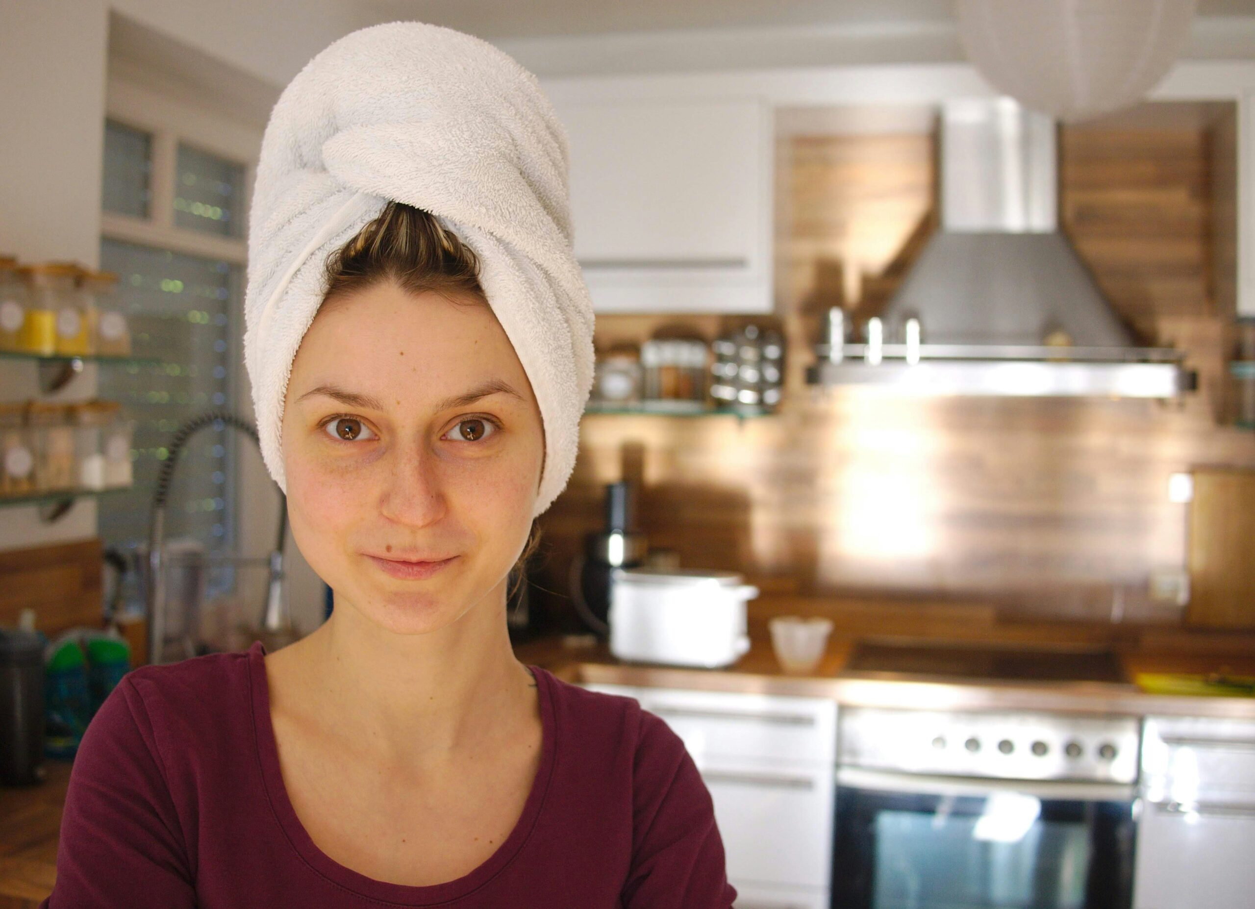 gesunde Haarpflege Routine — Haare werden nach dem Waschen vorsichtig mit einem weichen Handtuch getrocknet