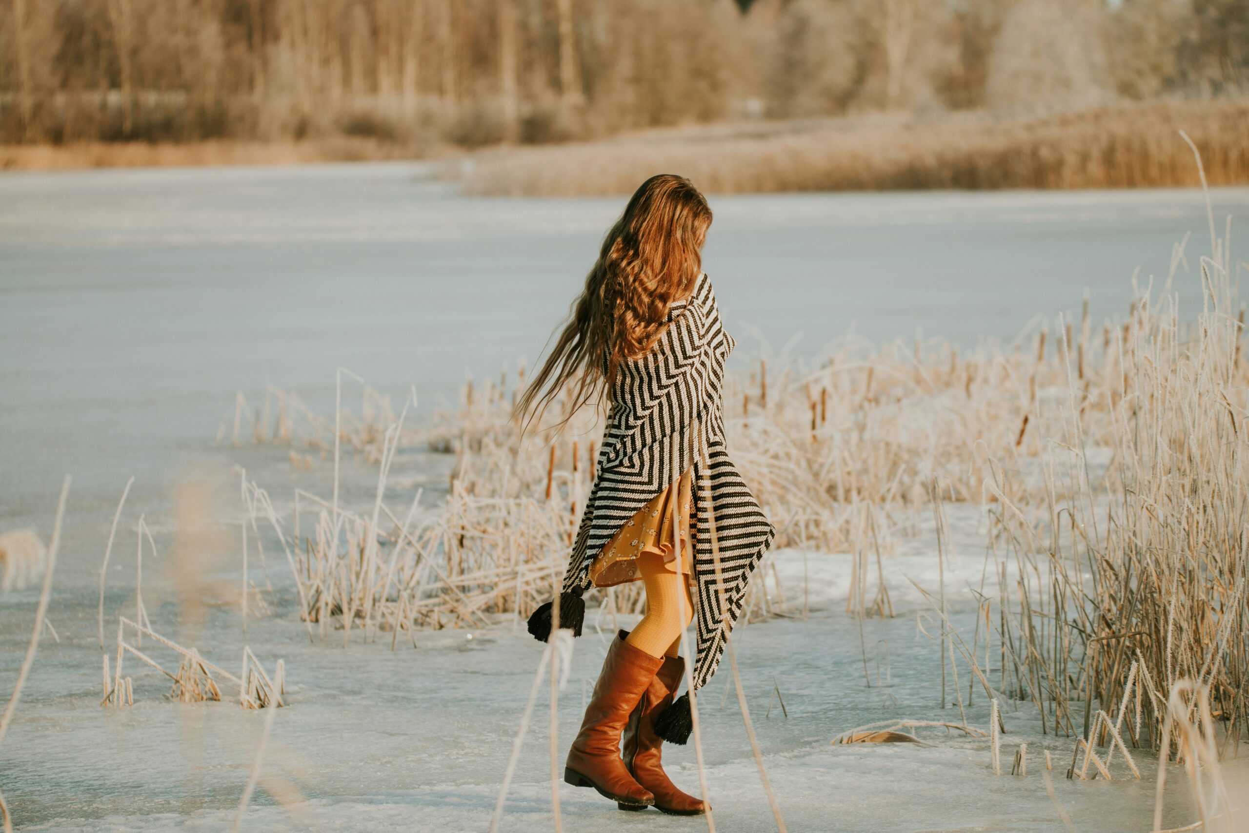 Hohe flache Damenstiefel zu Jeans Rock und Kleid im Winter