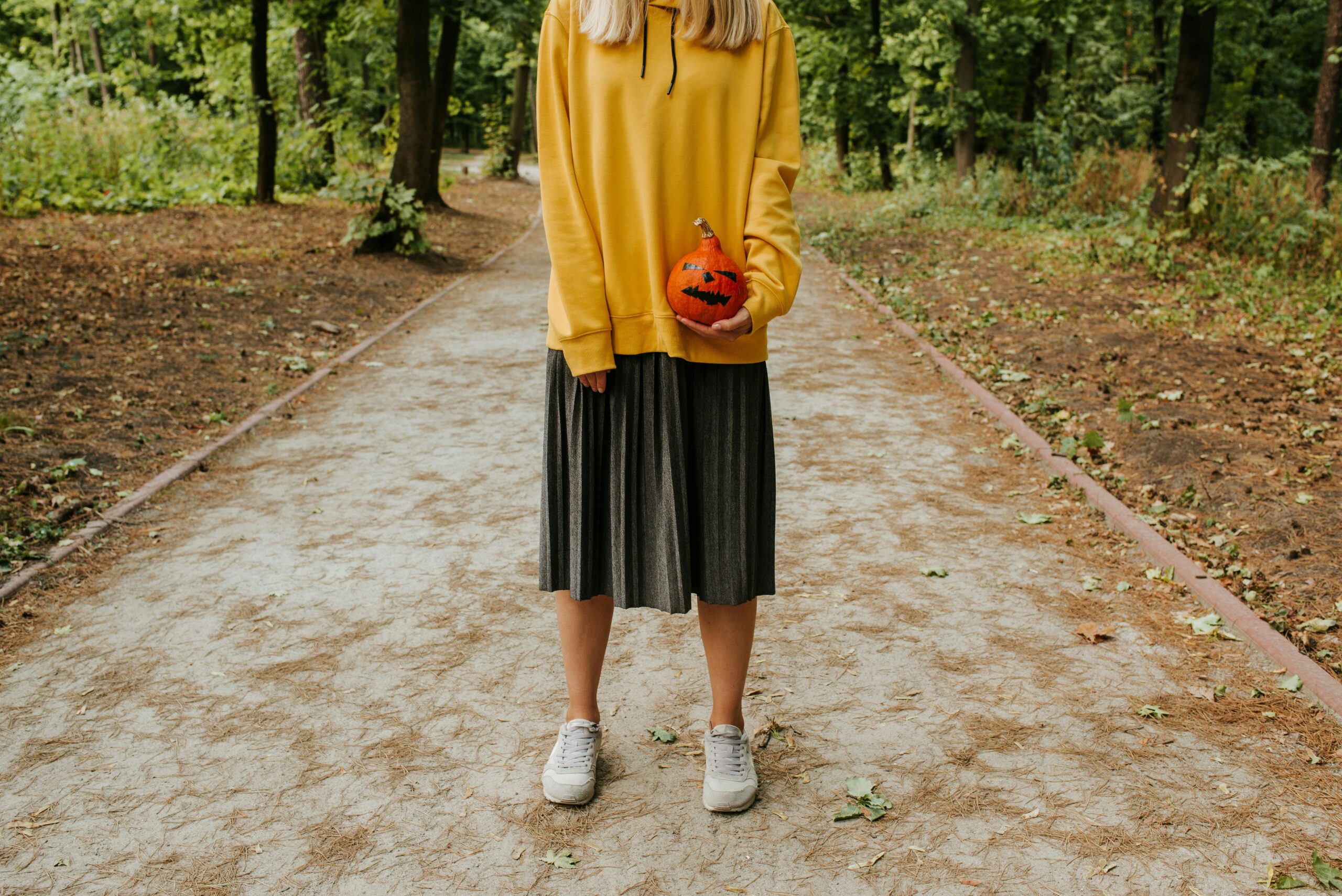 Midirock Outfit für Herbst und Winter mit Strick, Mantel und passenden Schuhen