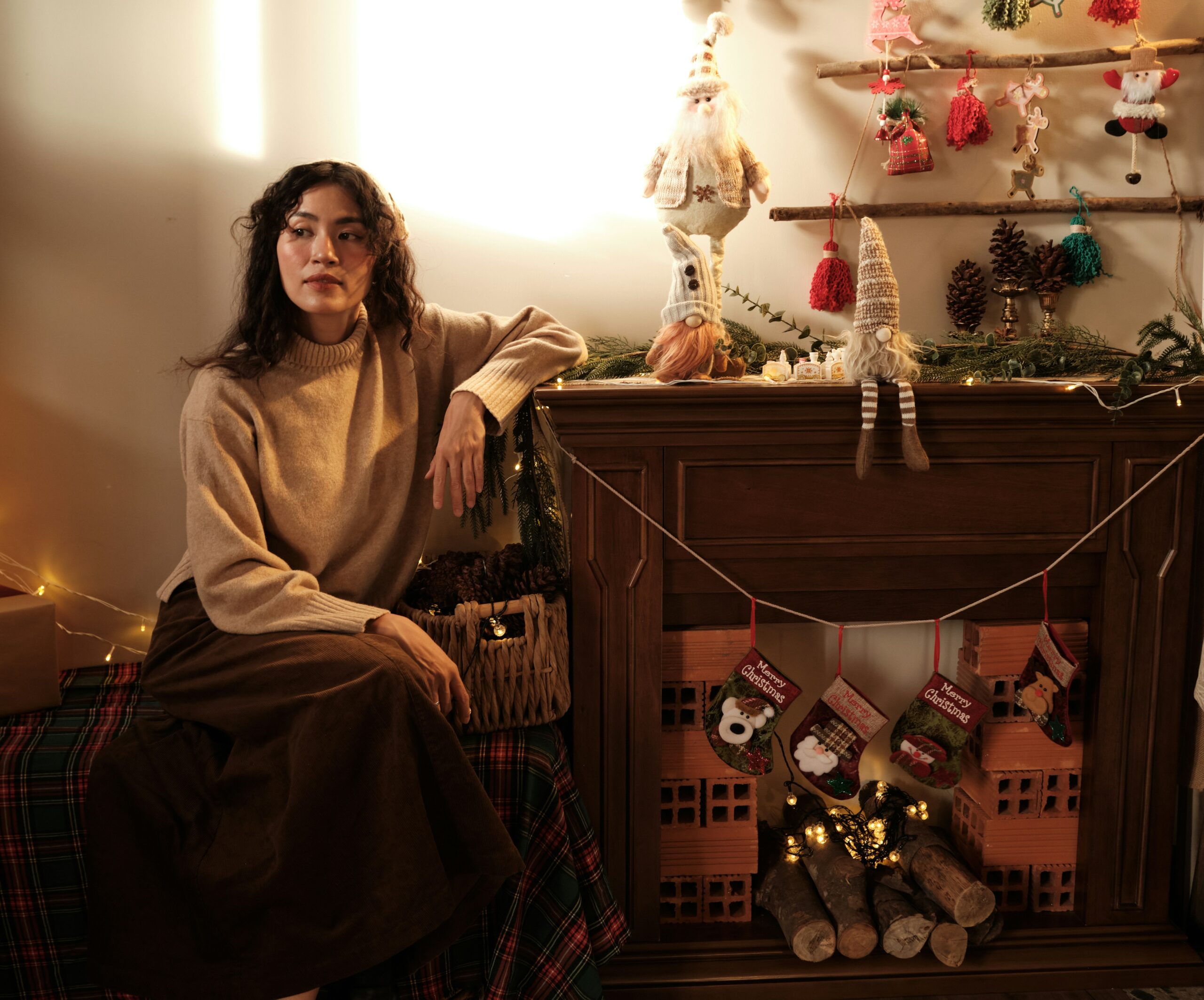 Herbst Outfit mit langem Rock, Mantel, Strickpullover und Stiefeln