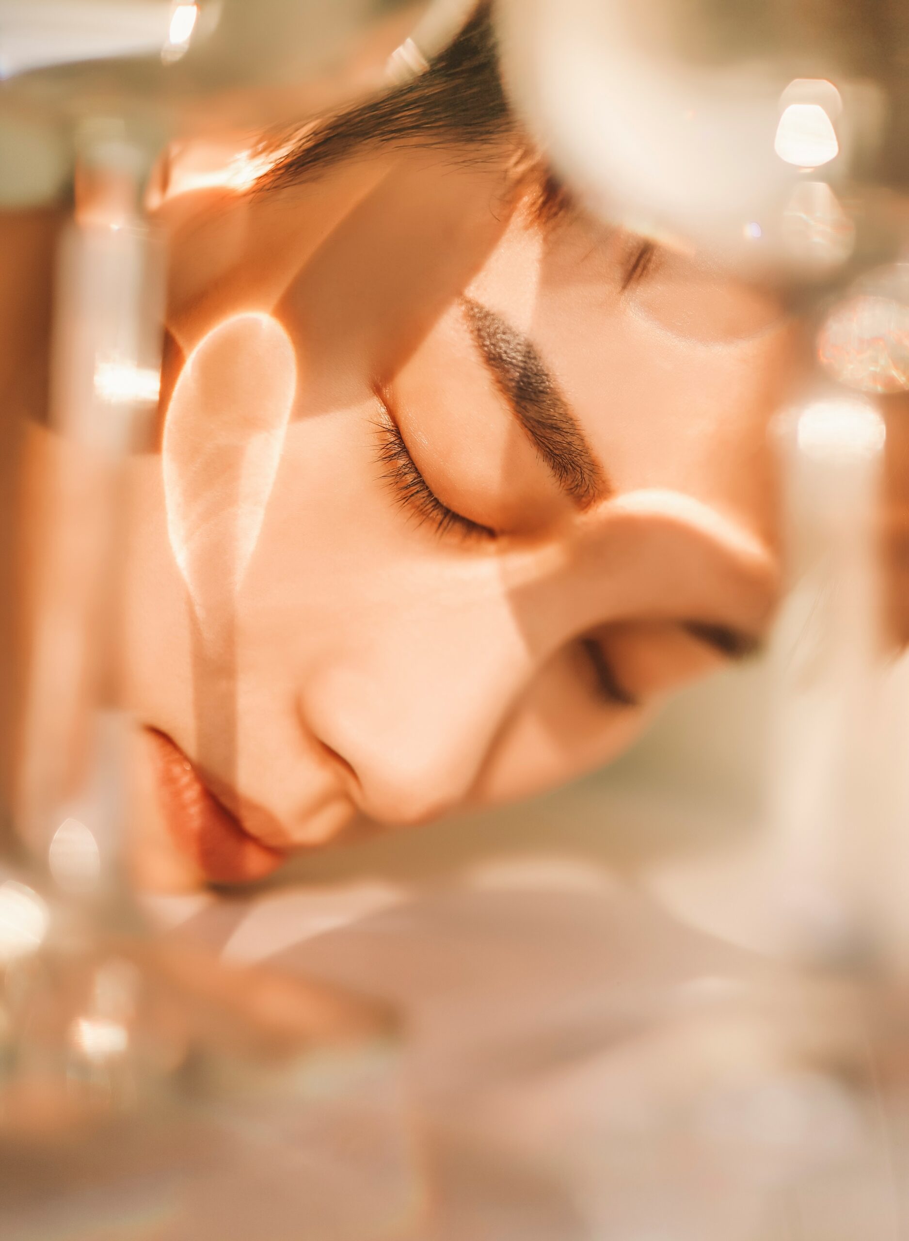 Make-Ups die gut halten – verschiedene Foundations und Make-up-Produkte auf einem hellen Schminktisch