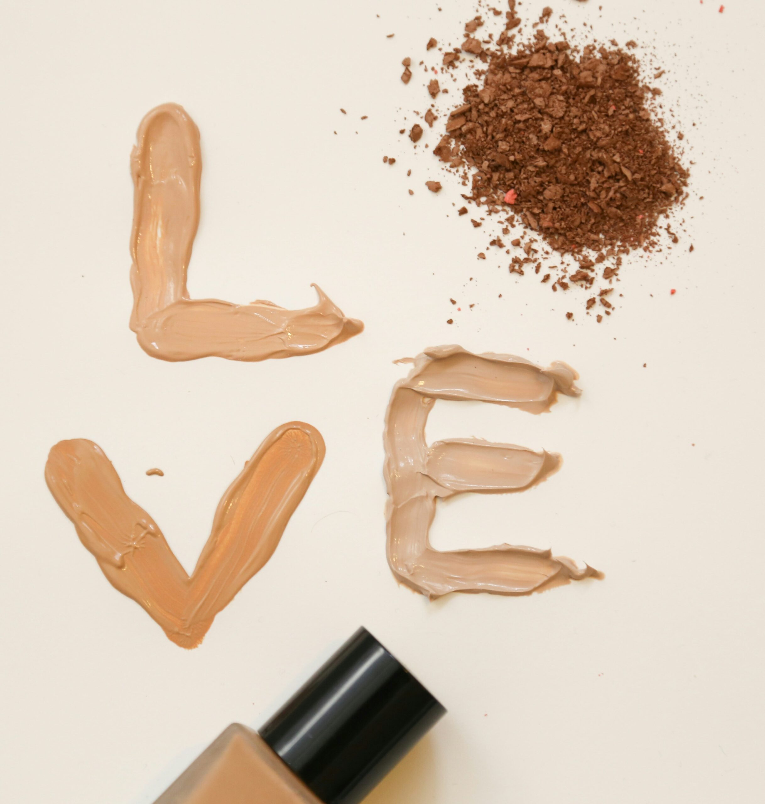 Make-Ups die gut halten – cremige Foundation-Textur und Make-up-Pinsel im Detail