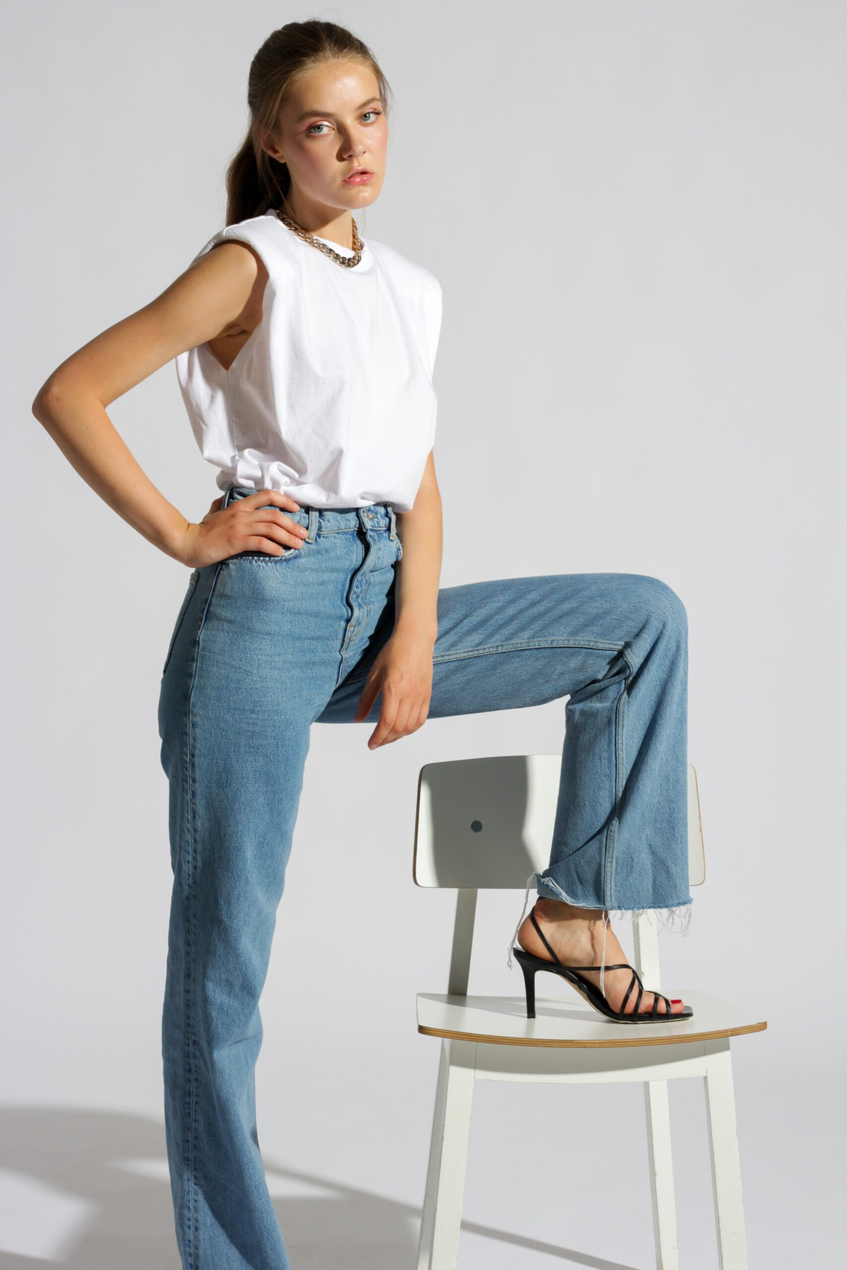 zeitlose Basics Frau – selbstbewusste Frau über 50 in lässigem Alltagsoutfit mit Jeans und Strick