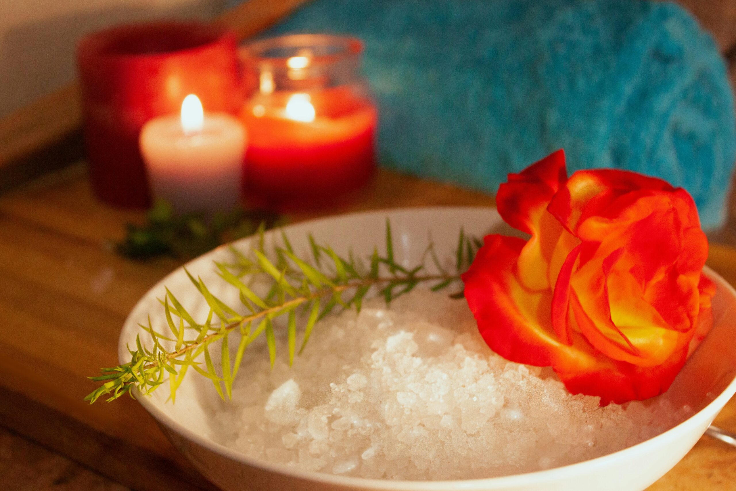 Selfcare Routine als vertikale Wellness-Inspiration mit Badewanne, Beautyprodukten und entspannter Home-Spa-Atmosphäre