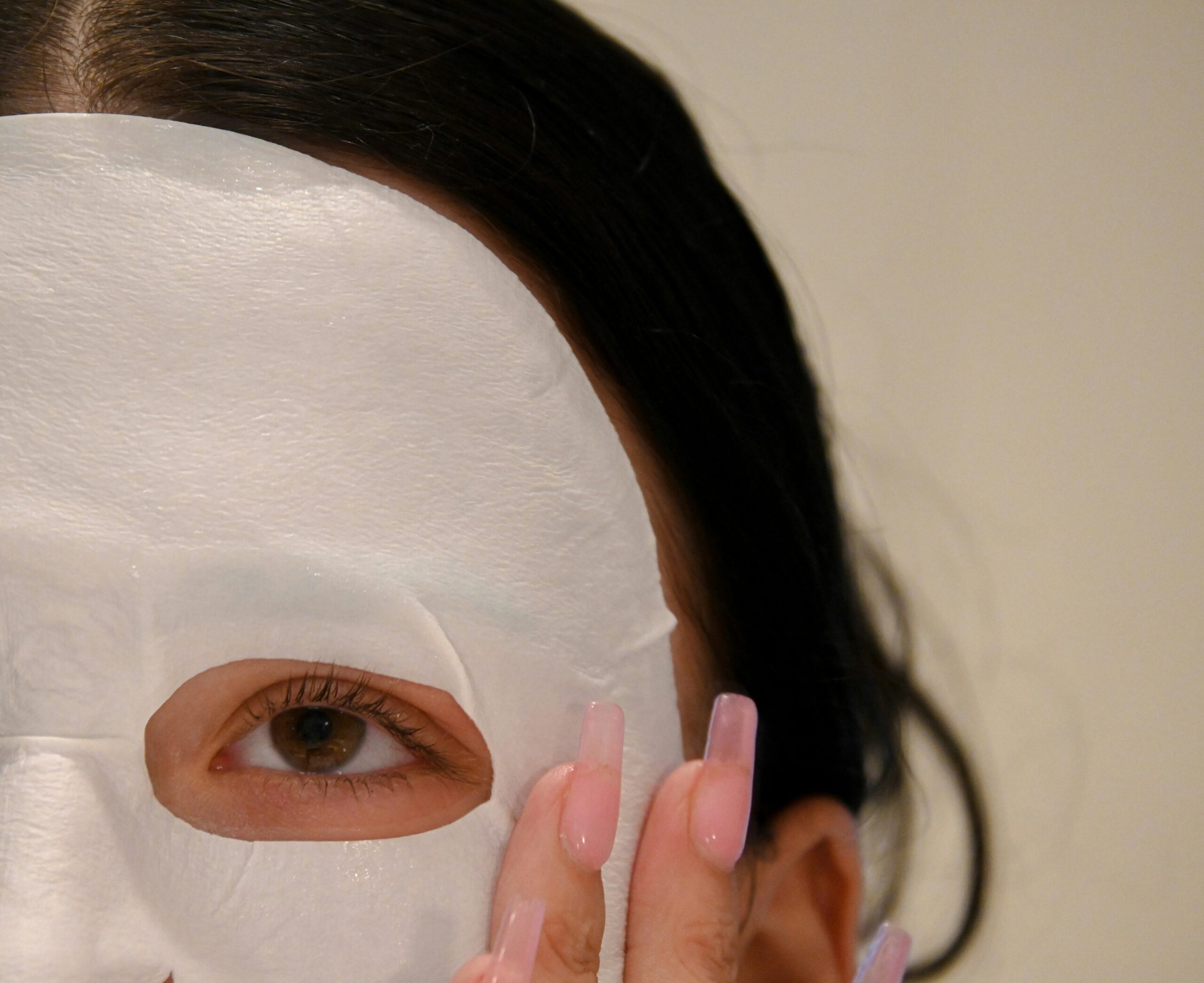 Selfcare Routine mit cremiger Gesichtsmaske, Pflegetiegel und weichen Handtüchern in einer hellen Beauty-Szene